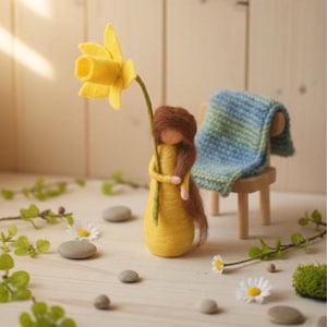 Osterglocke, ein schönes Blumenkind für den Jahreszeitentisch aus Schafwolle, Filzfigur