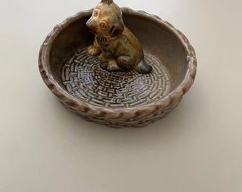 Figura decorativa de cachorro Wade en cesta