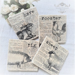 Puede incluir: Conjunto de cuatro posavasos cuadrados con ilustraciones en blanco y negro de una liebre, un gallo, un cerdo y una oveja. Cada posavasos tiene un fondo de página de diccionario vintage con el nombre del animal impreso en negro.