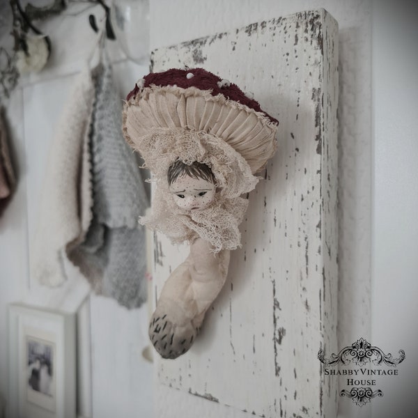 BABY TOADSTOOL - Vintage-Hängeboard mit kleiner Fliegenpilzelfe - Farmhouse-Chic - Shabby-Chic - Unikat