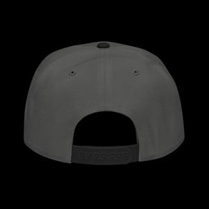 K&ouml;nnte beinhalten: Eine anthrazitfarbene Baseballkappe mit flachem Schirm und Schnappverschluss. Die Kappe hat eine runde Krone mit Knopf oben und Bel&uuml;ftungs&ouml;sen. Der verstellbare Riemen ist schwarz.
