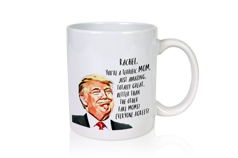 Puede incluir: Taza de caf&eacute; de cer&aacute;mica blanca con una imagen en blanco y negro de un hombre con corbata roja y el texto "Rachel, You're a terrific Mom, Just amazing, Totally great, Better than the other fake moms! Everyone agrees!"