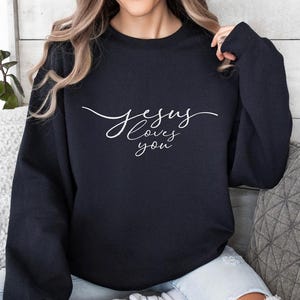 Sweat-shirt Jésus vous aime, Idées cadeaux chrétiennes, Christian Merch, Sweat-shirt verset de la Bible, Sweat-shirt sombre chrétien