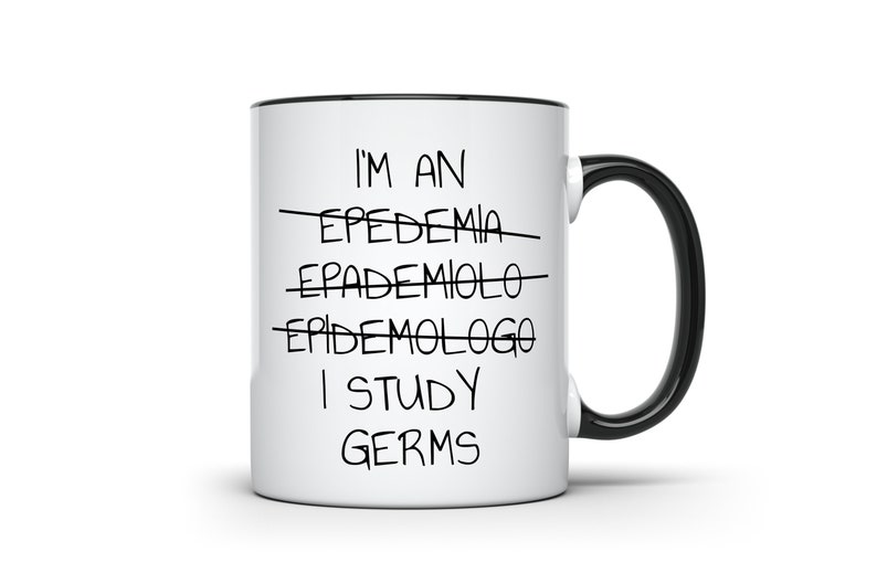 Pu&ograve; includere: Tazza in ceramica bianca con manico e bordo neri. La tazza presenta la scritta "I'M AN... I STUDY GERMS" in nero, con parole cancellate sopra "I STUDY GERMS".