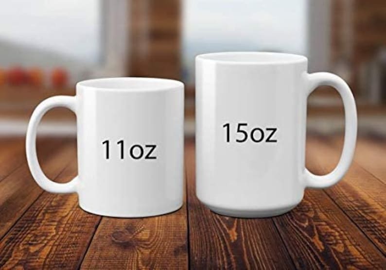 Puede incluir: Dos tazas de cer&aacute;mica blanca con texto negro. La taza de la izquierda es de 11 oz y la taza de la derecha es de 15 oz.