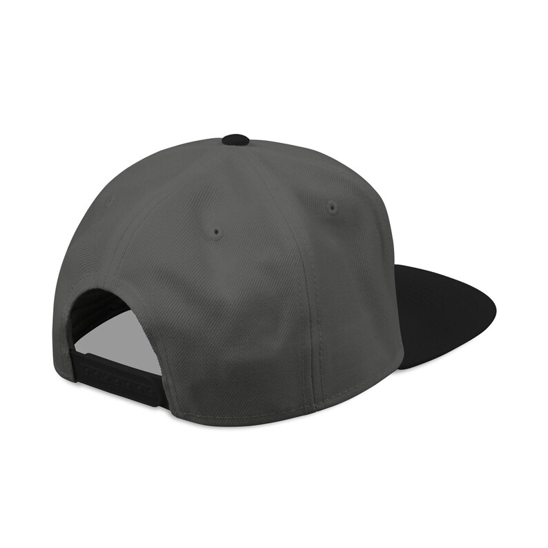 K&ouml;nnte beinhalten: Graue Baseballkappe mit schwarzem Schirm. Die Kappe hat einen flachen Schirm und einen Snapback-Verschluss. Hergestellt aus strapazierf&auml;higem Material, geeignet f&uuml;r den t&auml;glichen Gebrauch.