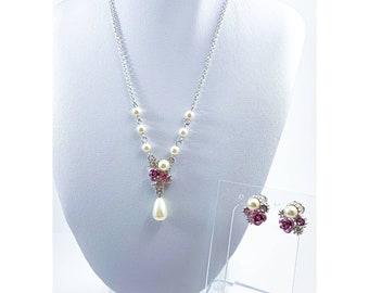 Avon (SAC) Ensemble collier et boucles d'oreilles en fausses perles et rose mauve - Expression romantique