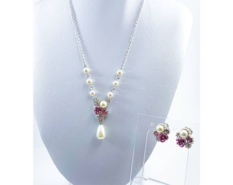 Avon (SAC) Juego de collar y aretes con perlas sintéticas y rosas malvas - Expresión romántica
