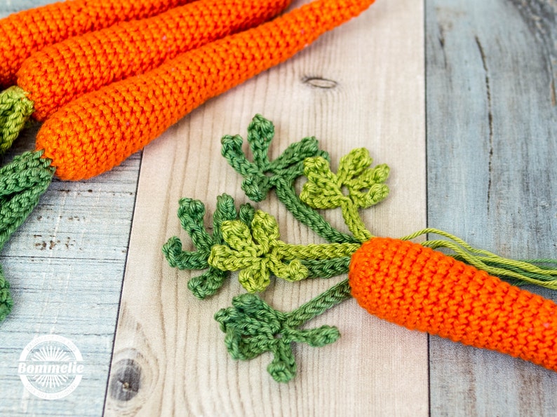 kaufladen Kinder Spielzeug Amigurumi Montessori Karotte haekeln Geschenk Bommelie DE Anleitung deutsch