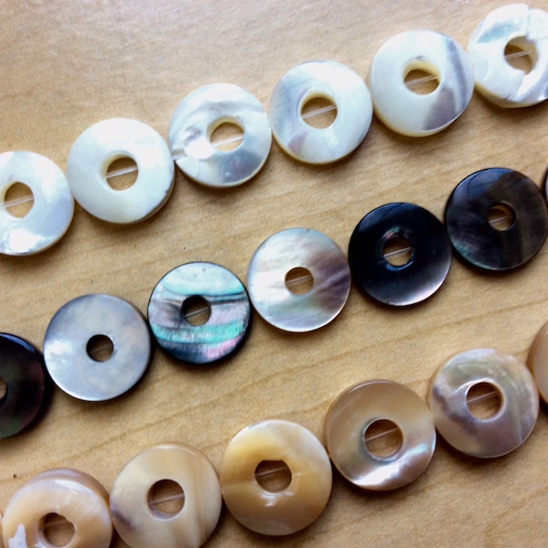 Nácar, Donuts de concha de labios, blanco (20 mm, 10 mm, 8 mm), marrón (10 mm) o negro (10 mm). Orificio lateral de 1 mm, se vende por lote (2 donas U 8 donas).