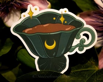 Pegatina de vinilo resistente al agua con forma de taza de té con núcleo de duende y luna