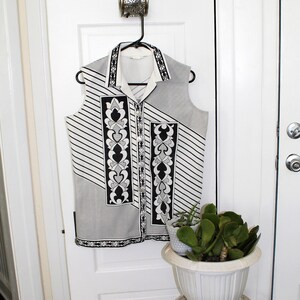 Trissi 1960s b&w sleeveless polyester blouse, bold patterned