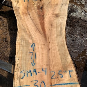 Puede incluir: Una losa de madera marr&oacute;n claro con marcas azules. La losa mide 111,76 cm de ancho, 76,2 cm de largo y 6,35 cm de grosor. El texto "SMA-41" est&aacute; escrito en la losa.