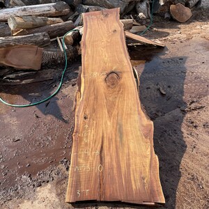Op de afbeelding: Een grote, rustieke houten plaat met een natuurlijke rand. De plaat is ongeveer 91 cm lang, 140 cm breed en 4,75 cm dik. Het hout heeft een rijke bruine kleur met een mooi nerfpatroon.