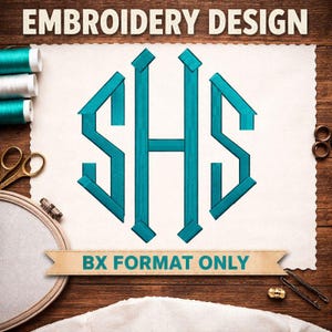Peut inclure: Un motif de broderie avec les lettres SHS en turquoise, dans une forme géométrique. Le motif est sur un tissu blanc, avec le texte "EMBROIDERY DESIGN" en haut et "BX FORMAT ONLY" sur une bannière en bas. Des fournitures de couture sont visibles.