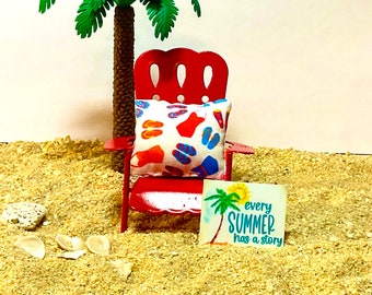 Casa de muñecas en miniatura, jardín de hadas, diorama, escena de playa, decoración de verano, palmera en miniatura, silla de metal roja, almohada de verano o letrero de verano