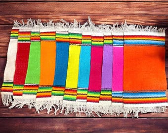 Miniatura de casa de muñecas, alfombra mexicana, colores a elegir. Escala 1:12.