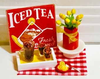 Dollhouse Miniature Pitcher Of Iced Tea With (2) Glasses, Iced Tea Sign, Red Jar Of Yellow Tulips, Bowl Of Lemon Slices or Tray. 1:12 Scale
