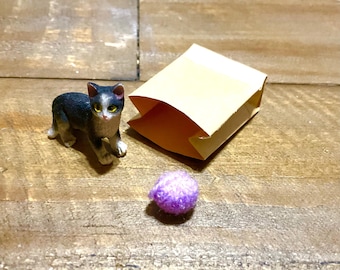 Gato en miniatura para casa de muñecas, bolsa de papel y ovillo de lana. Escala 1:12.