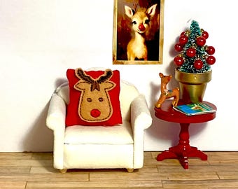 Decoración navideña en miniatura para casa de muñecas: almohada de Rodolfo, silla blanca, mesa de madera roja, imagen de Rodolfo, árbol decorado, libro de Rodolfo a escala 1:12.