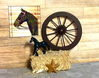Miniatura de casa de muñecas, heno en miniatura, figura de caballo, rueda de carro de madera, estrella de hojalata o imagen de caballo. Escala 1:12