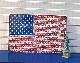 Letrero del "Himno Nacional" en miniatura de la casa de muñecas o Estatua de la Libertad en miniatura