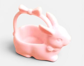 Cesta pequeña de conejito rosa en miniatura para casa de muñecas. Escala 1:12.