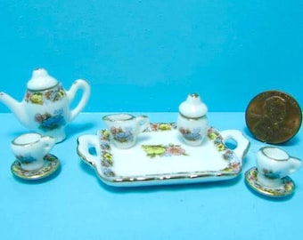Juego de té floral de cerámica en miniatura para casa de muñecas. Escala 1:12.