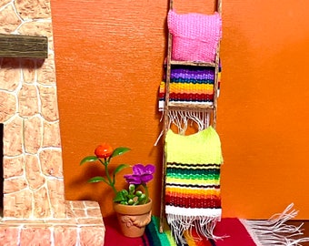 Casa de muñecas miniatura sarape rosa o amarillo o planta en maceta. Escala 1:12