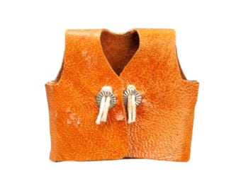 Chaleco vaquero de cuero en miniatura para casa de muñecas. Escala 1:12.