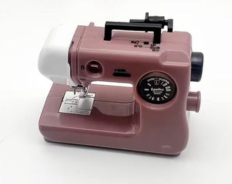 Máquina de coser en miniatura para casa de muñecas. Escala 1:12.