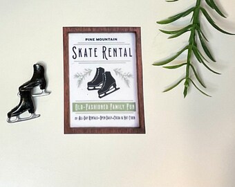 Miniatura de casa de muñecas, patines de hielo negros o letrero de alquiler de patines. Escala 1:12