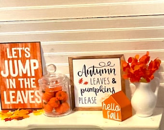 Decoración otoñal en miniatura para casa de muñecas, letrero "Saltemos entre las hojas", tarro de calabazas, letrero "Hojas de otoño", hojas de otoño, casa "Hola Otoño" a escala 1:12