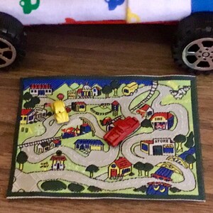 Dollhouse Miniature Woven Road Play Mat With Two Metal Cars. 1:12 Scale