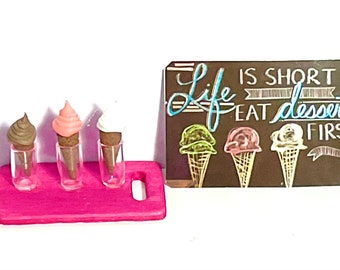 Cono de helado en miniatura de casa de muñecas, elección de sabores o un letrero de helado. Escala 1:12