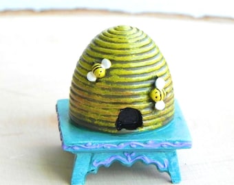 Casa de muñecas en miniatura, jardín de hadas, diorama, colmena sobre soporte, escala 1:12