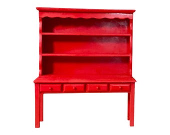 Miniatura de alacena roja de madera para casa de muñecas. Escala 1:12.