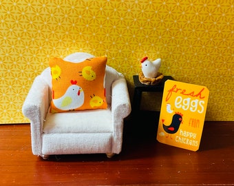 Miniatura para casa de muñecas, decoración de gallinas, almohada de gallinas, letrero de gallinas o gallinas en un nido. Escala 1:12