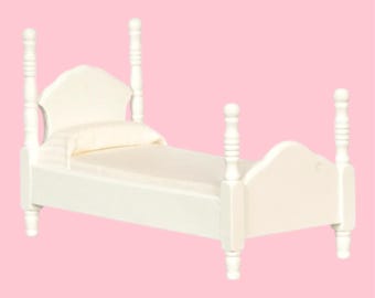Cama individual de madera blanca con dosel en miniatura para casa de muñecas, escala 1:12