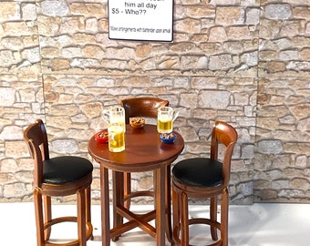 Mesa de pub en miniatura de casa de muñecas y (3) taburetes, tazón pequeño de nueces, letrero de bar o jarra de cerveza. Escala 1:12
