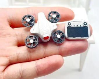 Dron miniatura para casa de muñecas con control remoto. Escala 1:12.