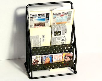 Puesto de periódicos de metal en miniatura para casa de muñecas, lleno de periódicos y revistas. Escala 1:12.