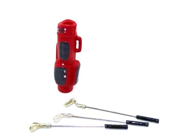 Bolsa de golf roja en miniatura para casa de muñecas con (3) palos de golf. Escala 1:12