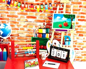 Útiles escolares en miniatura para casa de muñecas: escritorio de profesor, ábaco, calendario, libro de lectura, tableta de caligrafía y taza de café para profesor. Escala 1:12.