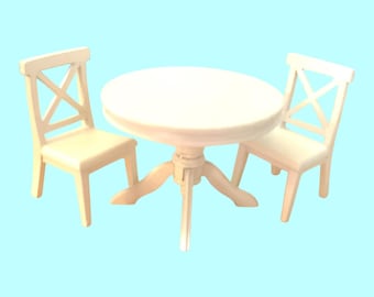 Juego de mesa y sillas de comedor de madera blanca en miniatura para casa de muñecas. Escala 1:12.