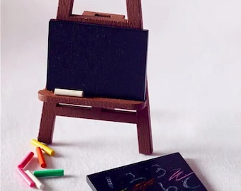 Miniatura de casa de muñecas, caballete, pizarra y tizas de colores. Escala 1:12.