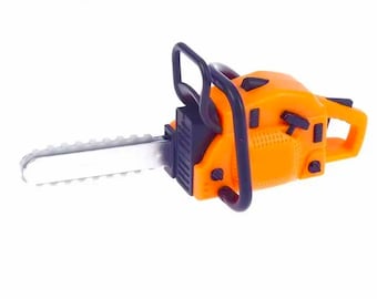 Motosierra naranja en miniatura para casa de muñecas, escala 1:12