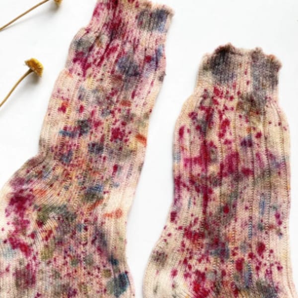 Chaussettes uniques en laine teintes botaniquement : cadeau éco-imprimé et imprimé floral pour elle/lui