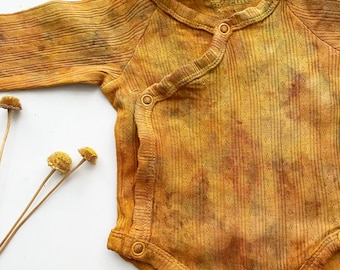 Body bébé en coton biologique : Fleurs vibrantes, magie de teinture botanique