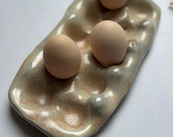 Vassoio portauova in ceramica fatto a mano / Portauova rustico in gres / Decorazione per cucina in stile rustico